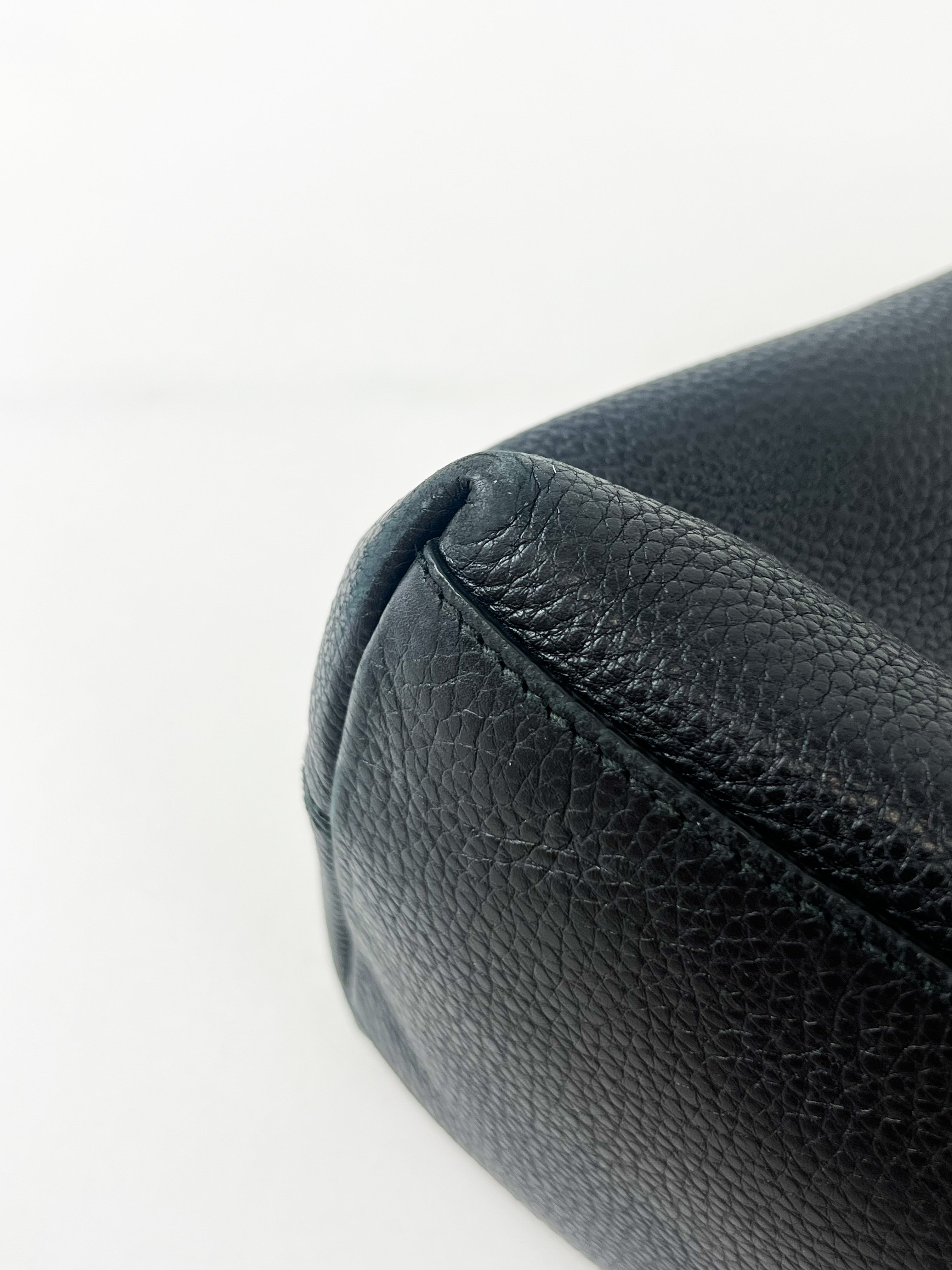 Gucci Medium Soho Grained Leather Bag in Black