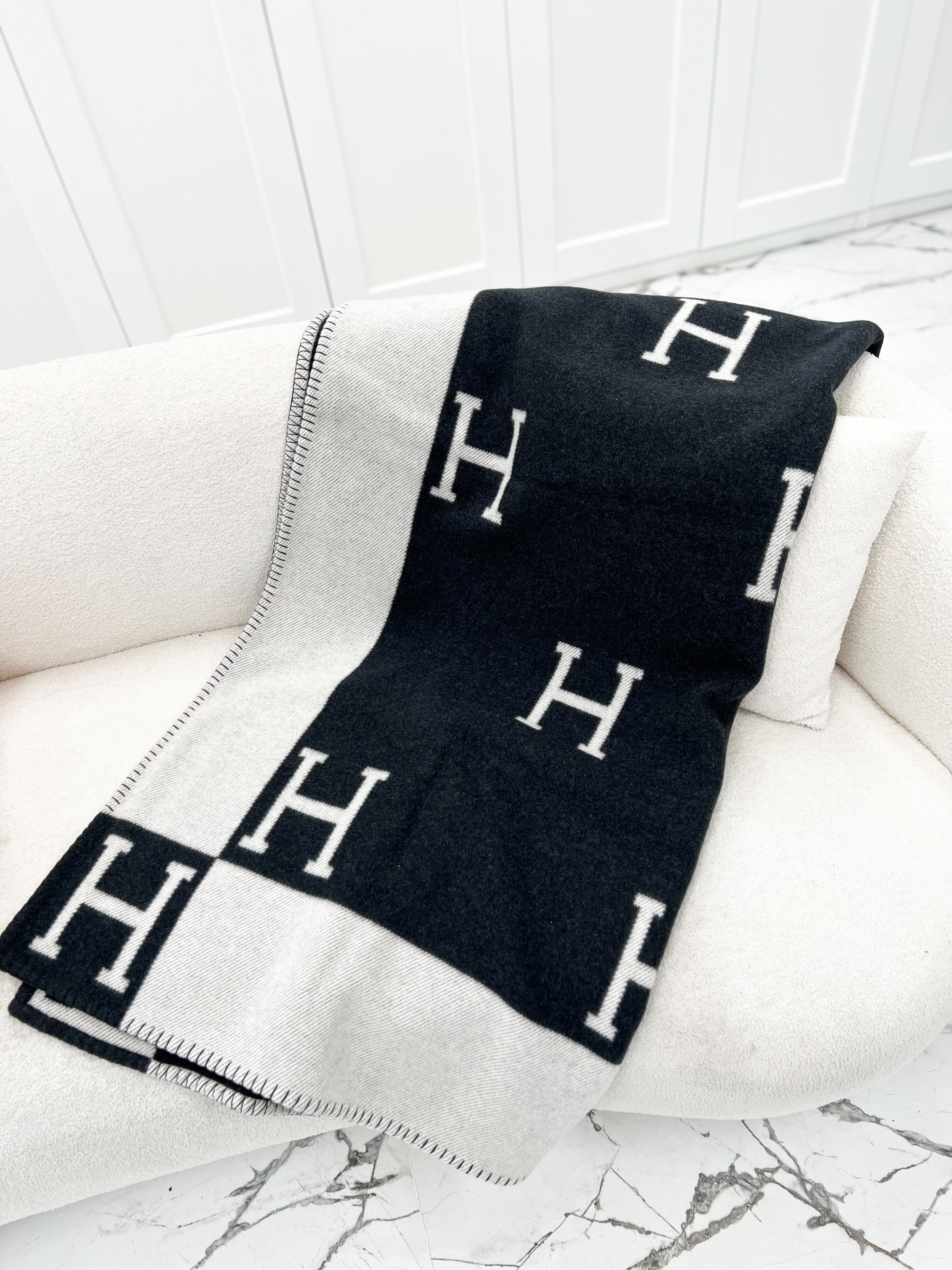 Hermes Avalon Blanket in Écru / Gris Foncé Shopluxe Consignment