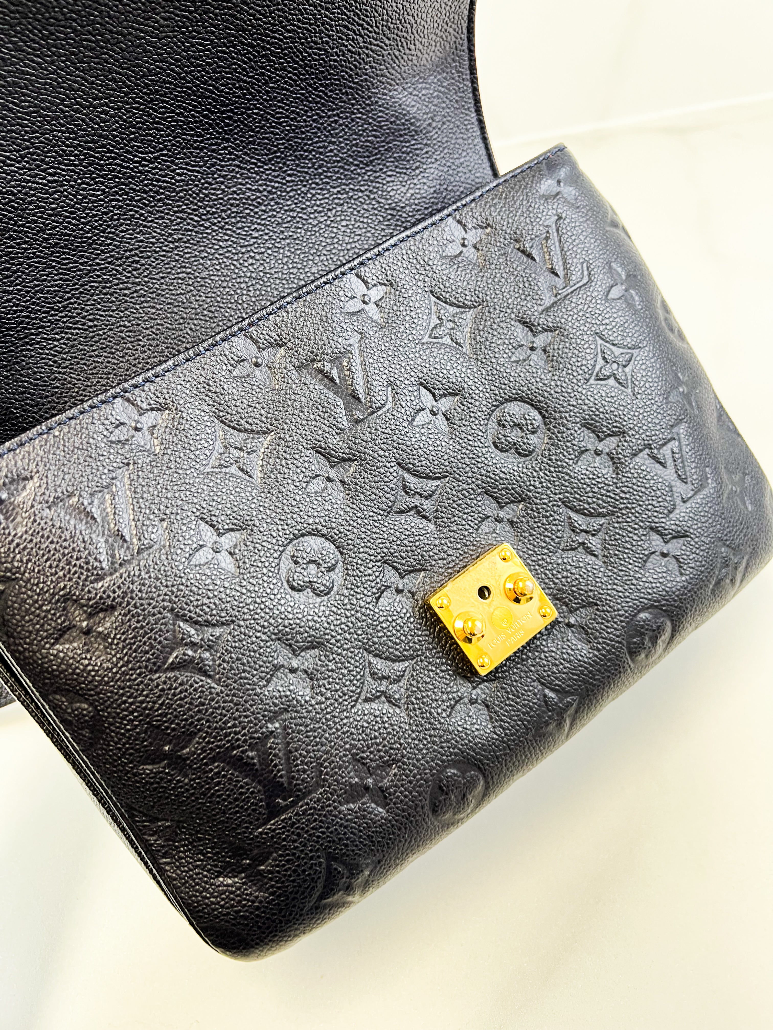 Louis Vuitton Pochette Metis in Marine Rouge
