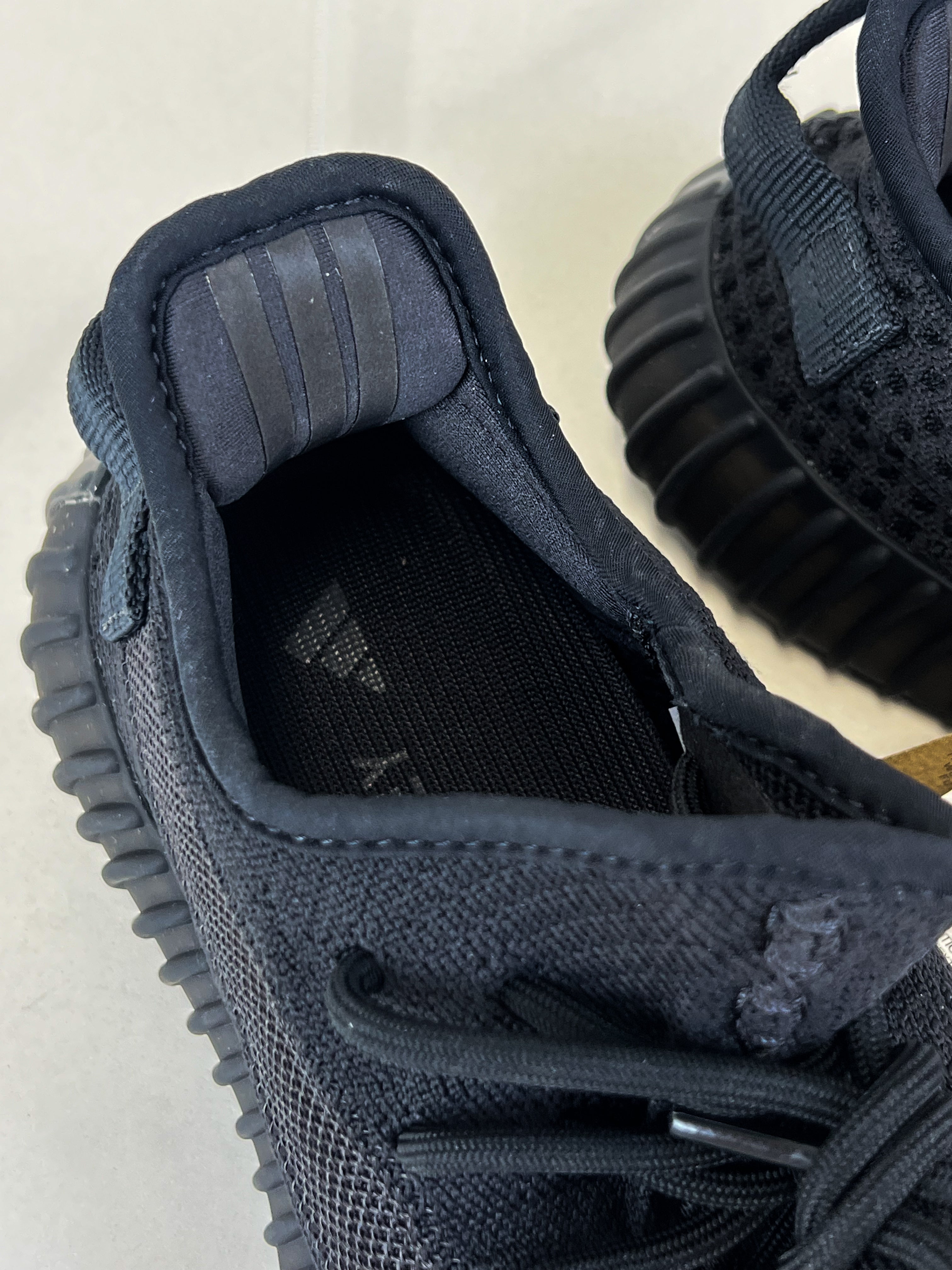 Yeezy Boost 350 Boost Onyx Size US5