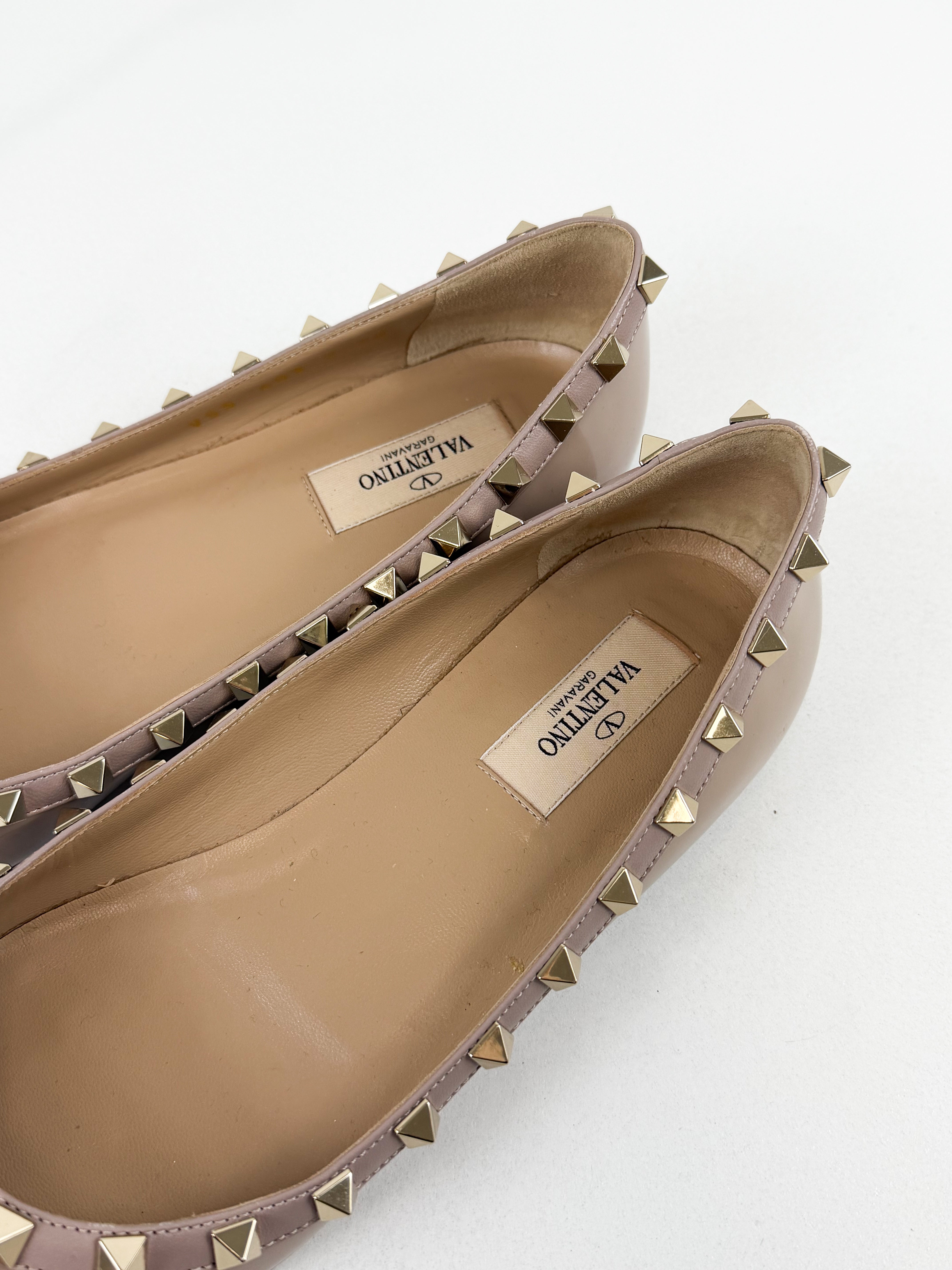 Valentino Garavani Rockstud Poudre Ballet Flat in Beige Size 38