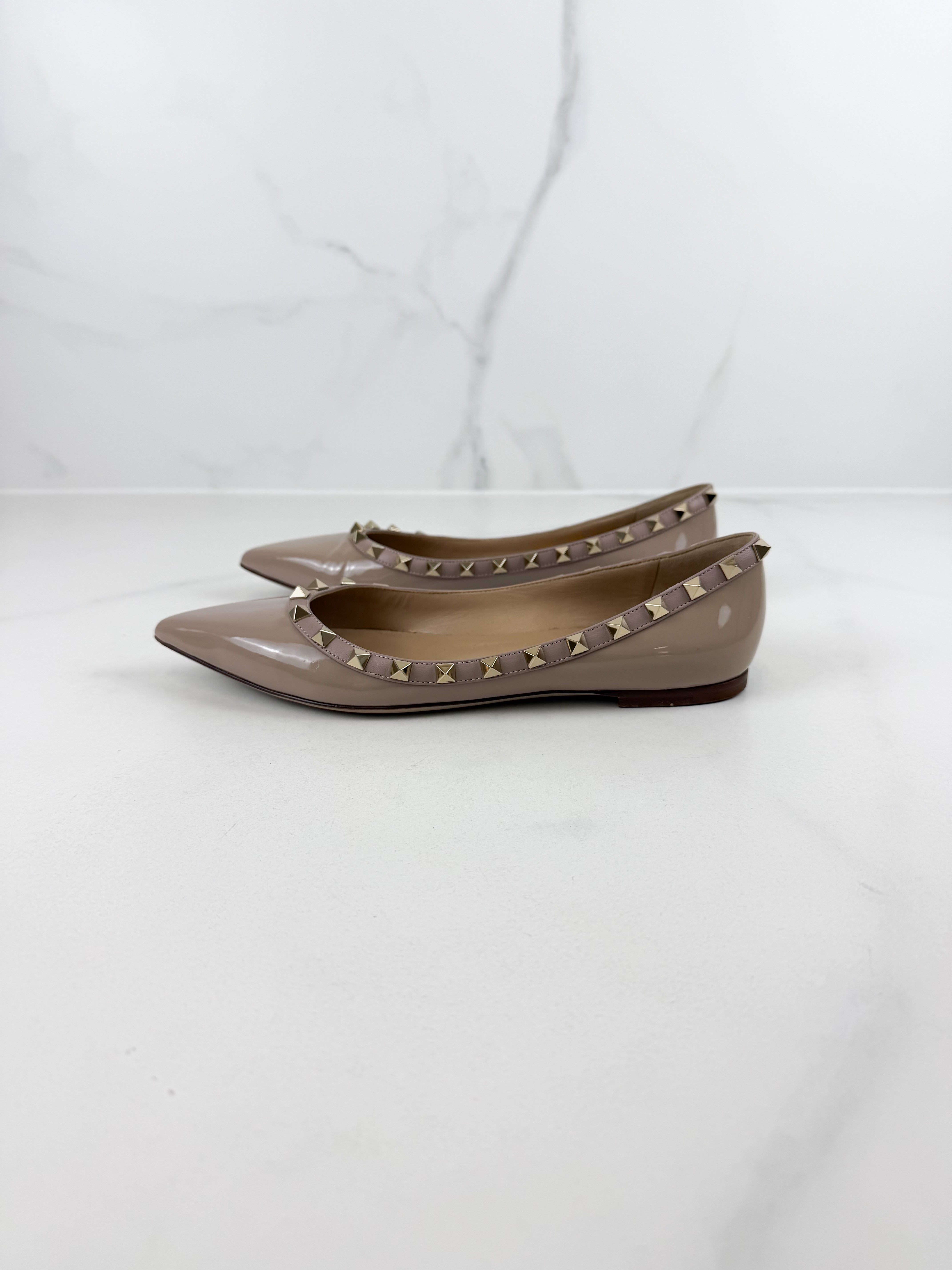Valentino Garavani Rockstud Poudre Ballet Flat in Beige Size 38