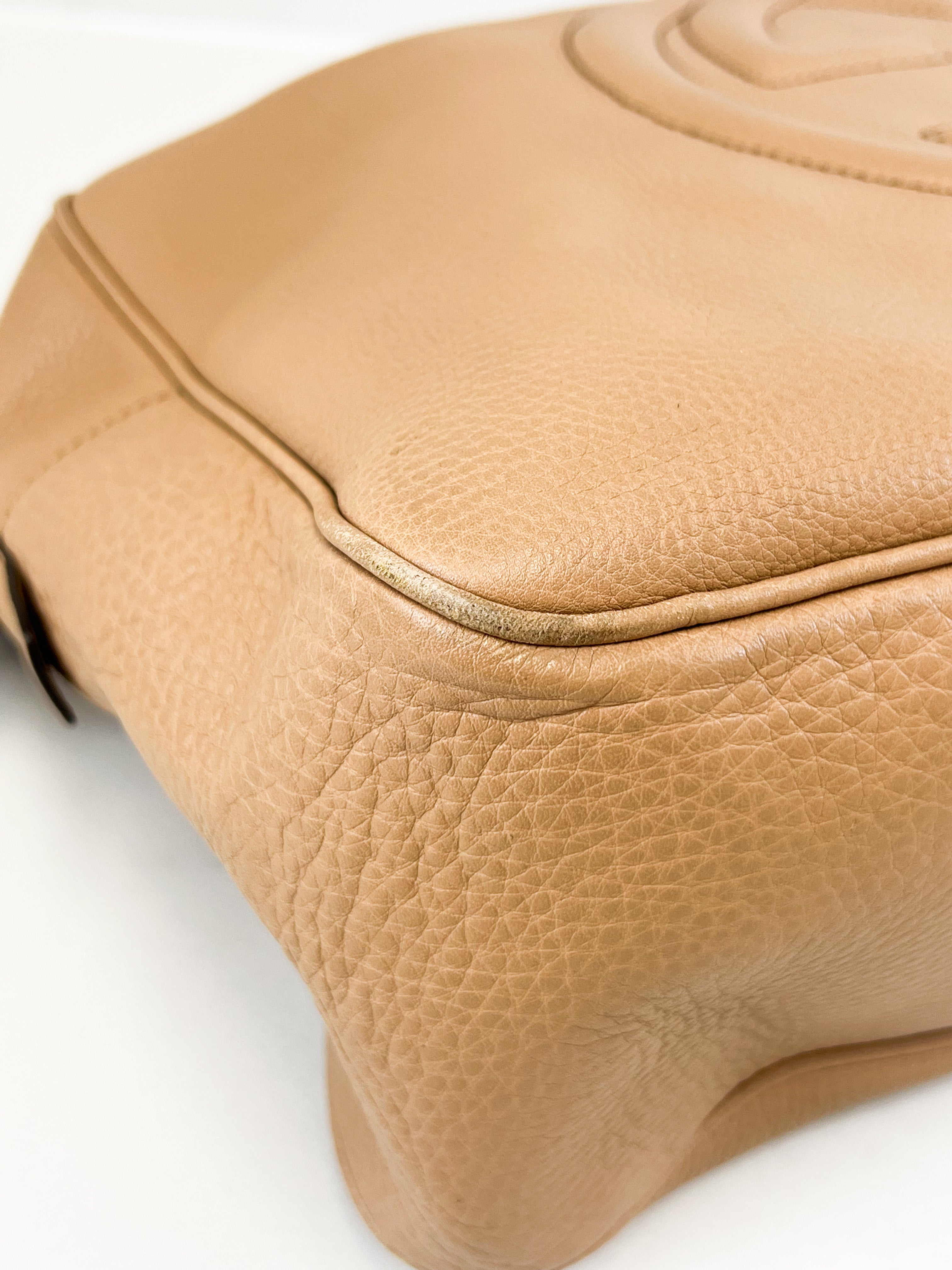 Gucci Large Soho Grained Leather Bag in Beige