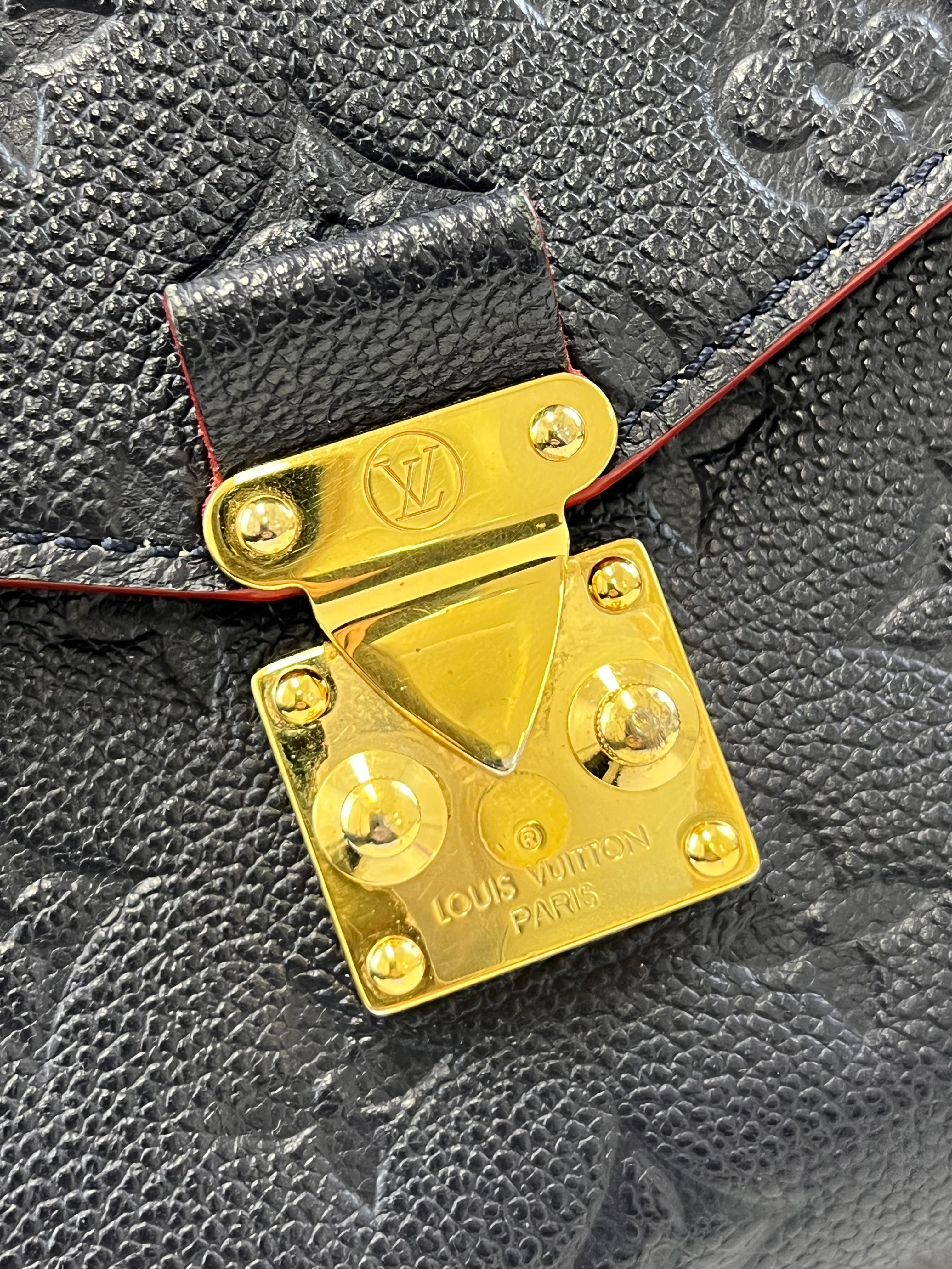 Louis Vuitton Pochette Metis in Marine Rouge