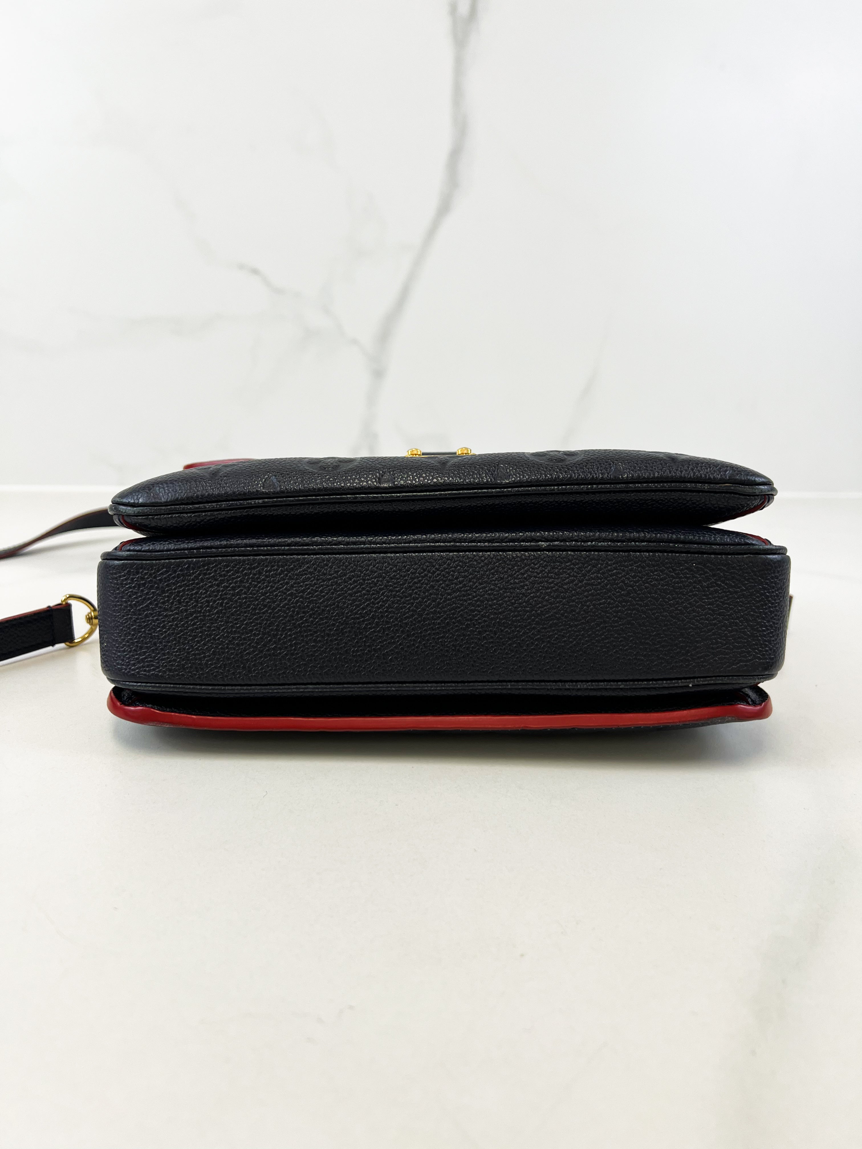 Louis Vuitton Pochette Metis in Marine Rouge