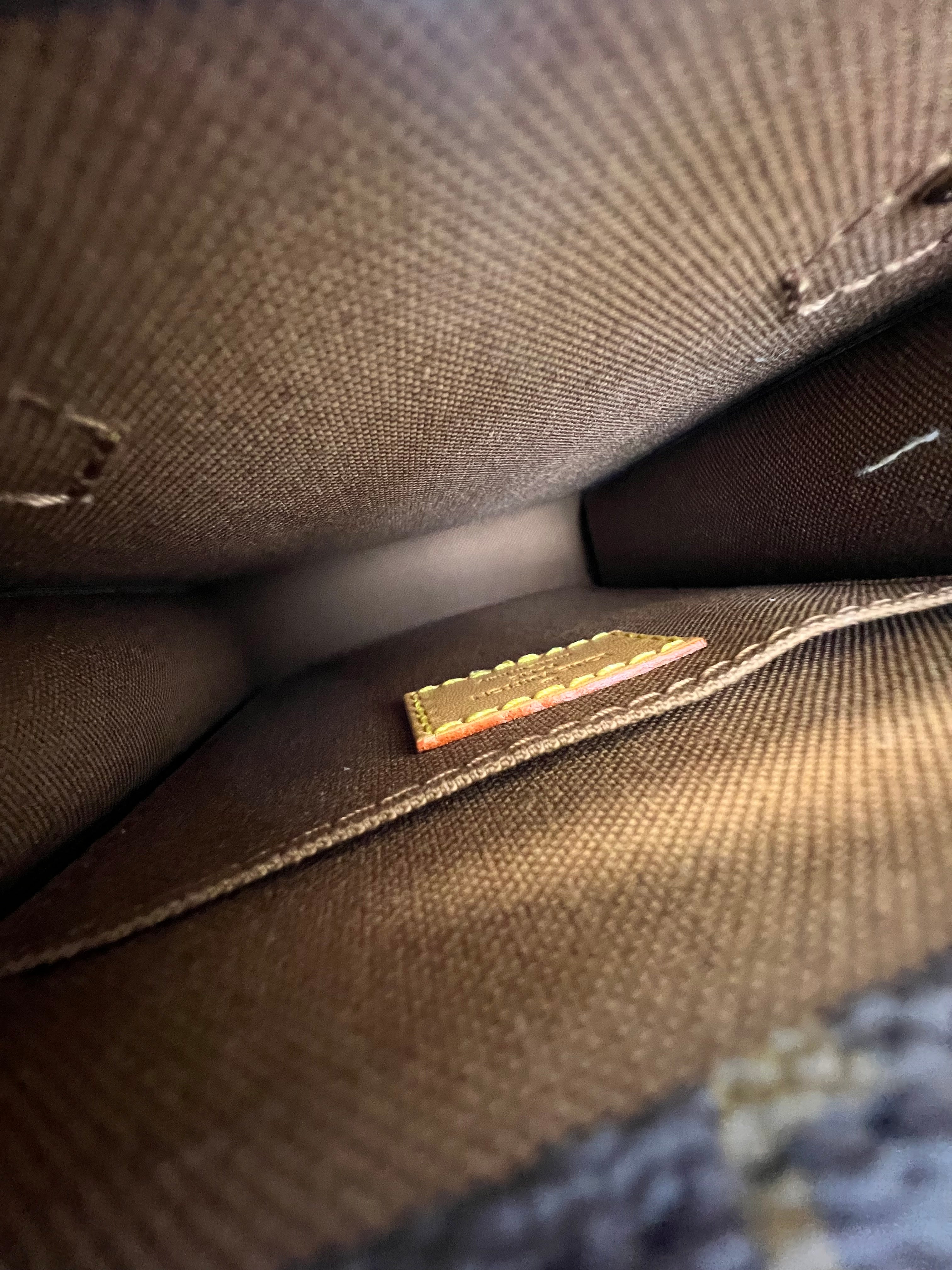 Louis Vuitton Sac Plat Petit