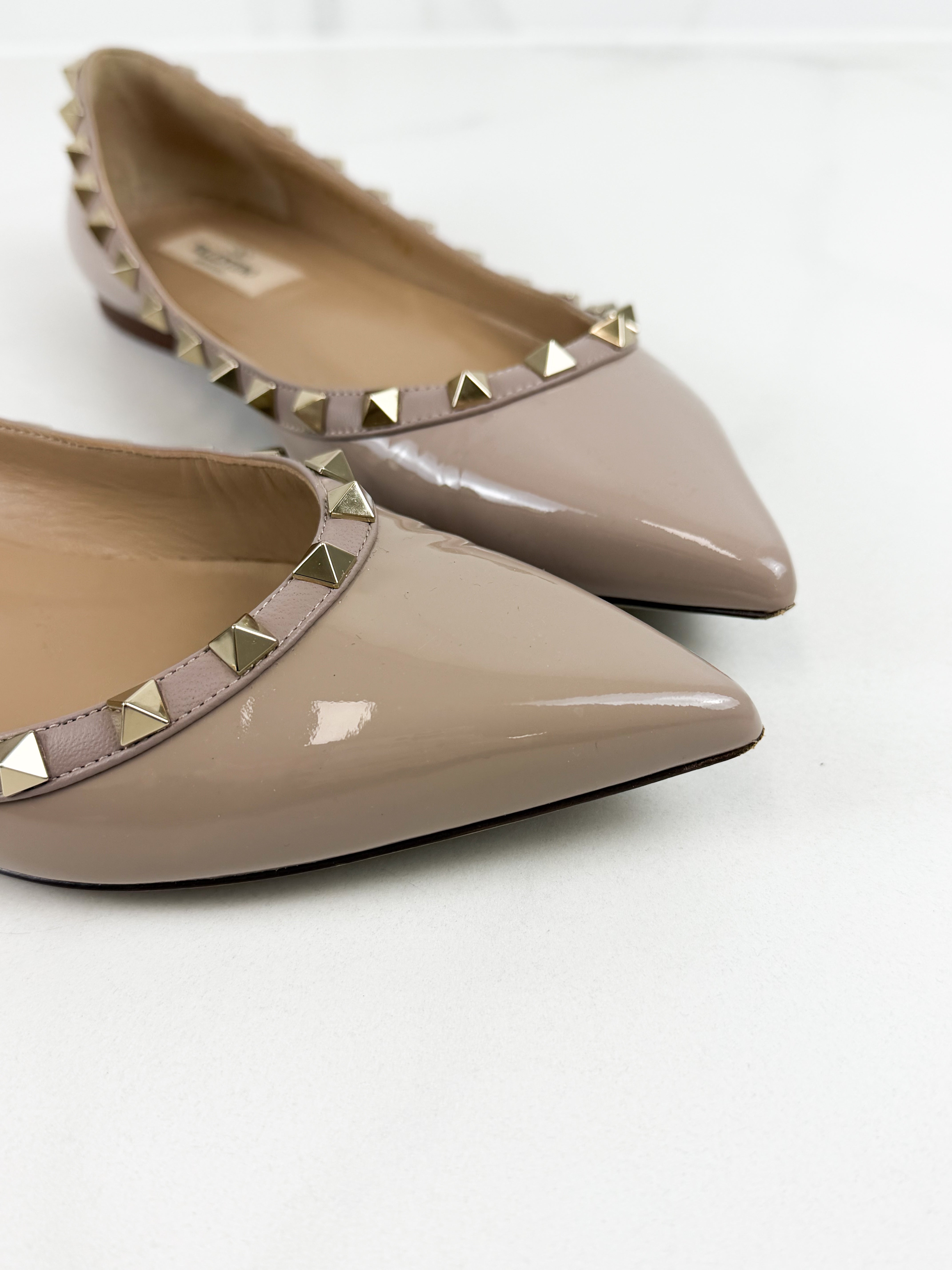 Valentino Garavani Rockstud Poudre Ballet Flat in Beige Size 38