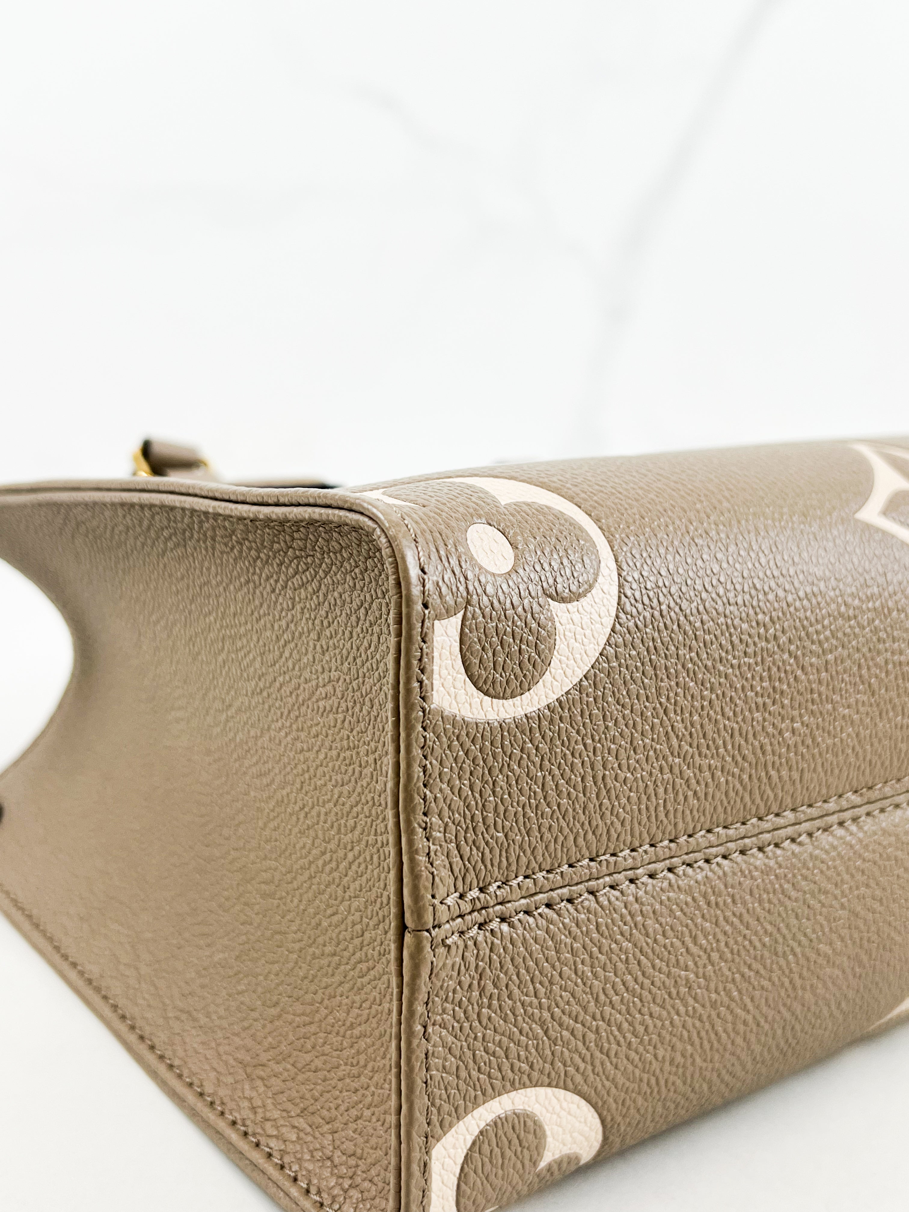 Louis Vuitton Onthego PM Tourterelle Crème