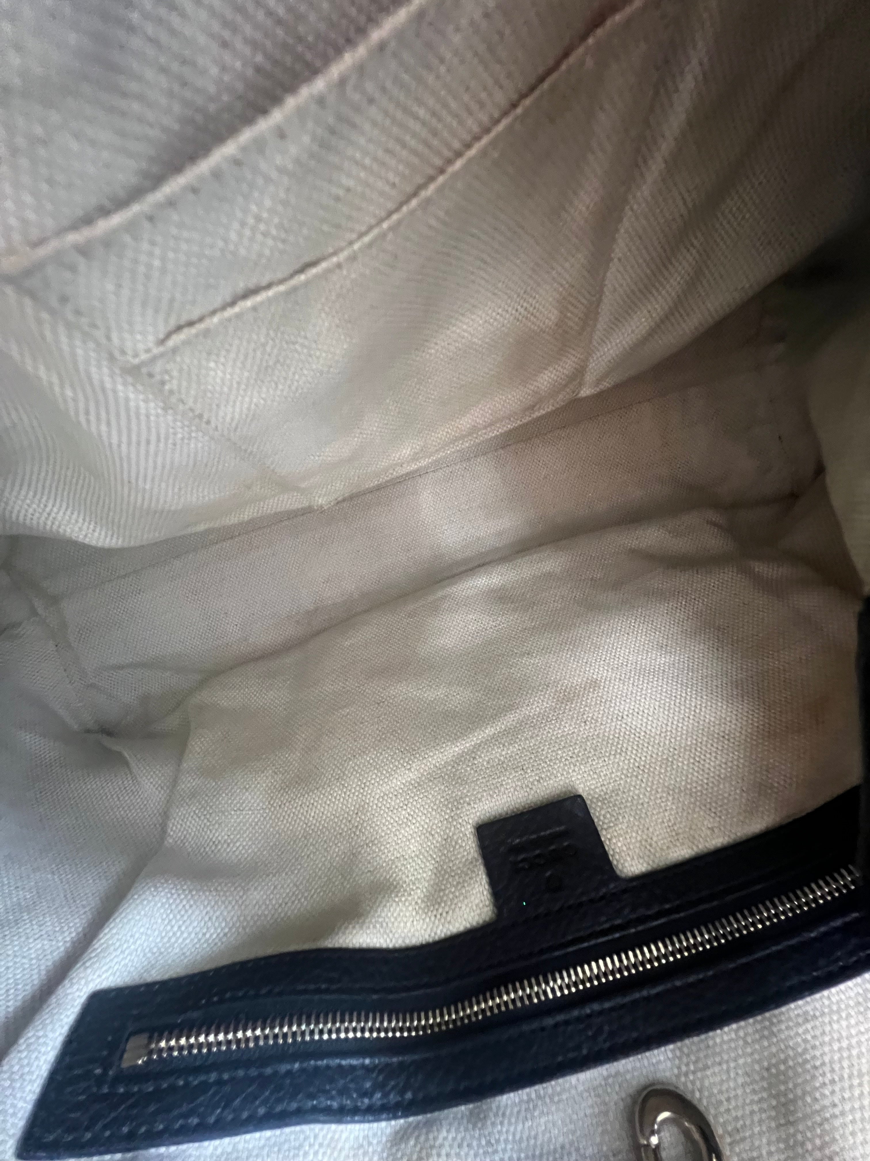 Gucci Medium Soho Grained Leather Bag in Black