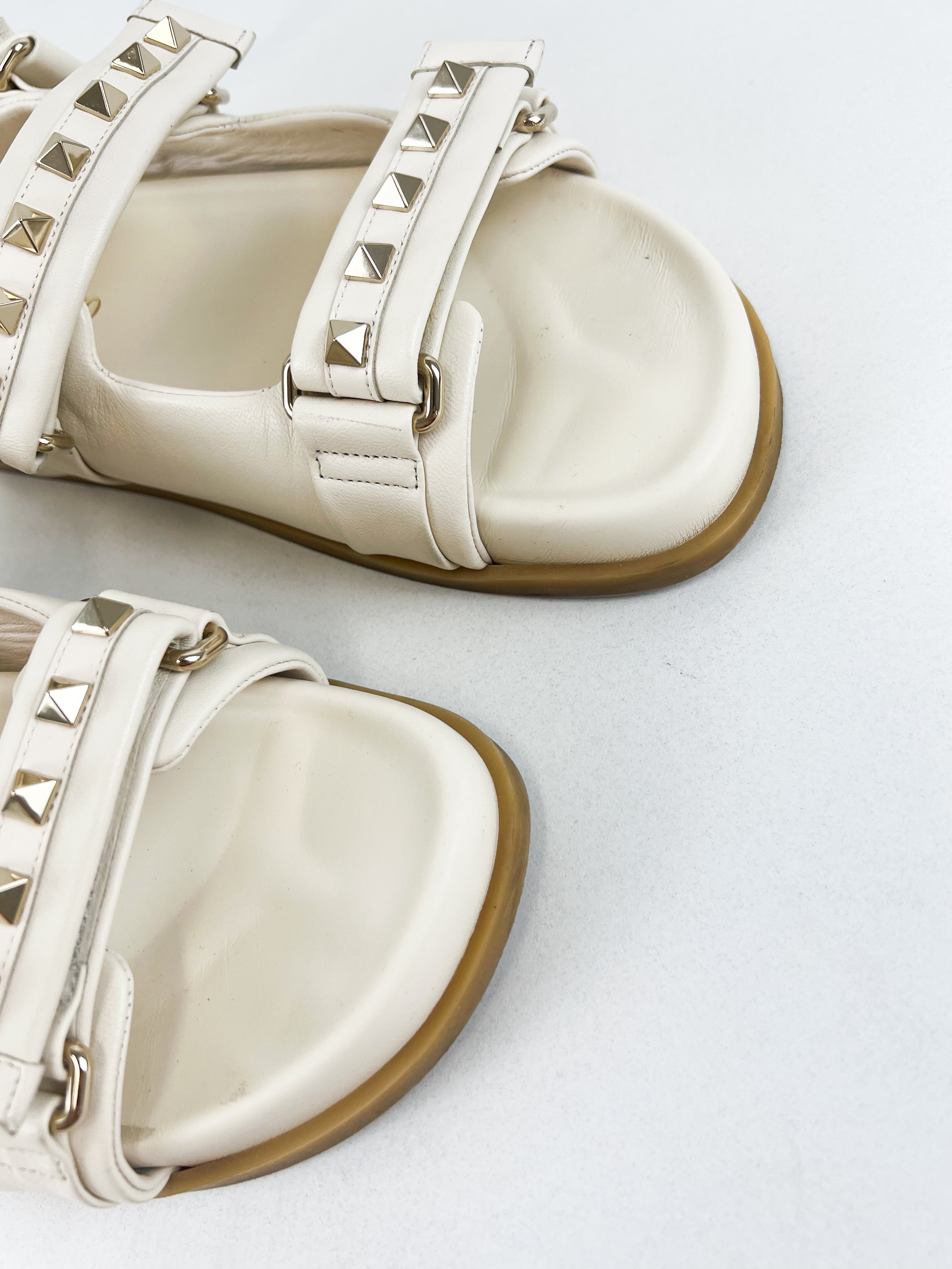 Valentino Garavani Rockstud Flat Sandal in Nappa Leather with Platinum-Finish Studs Size 37