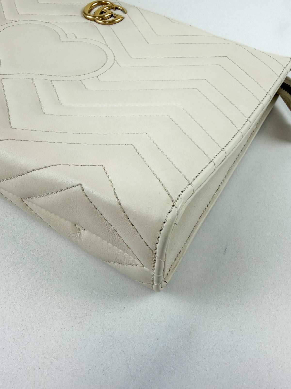 Gucci GG Marmont Clutch in White Matelasse Chevron Leather