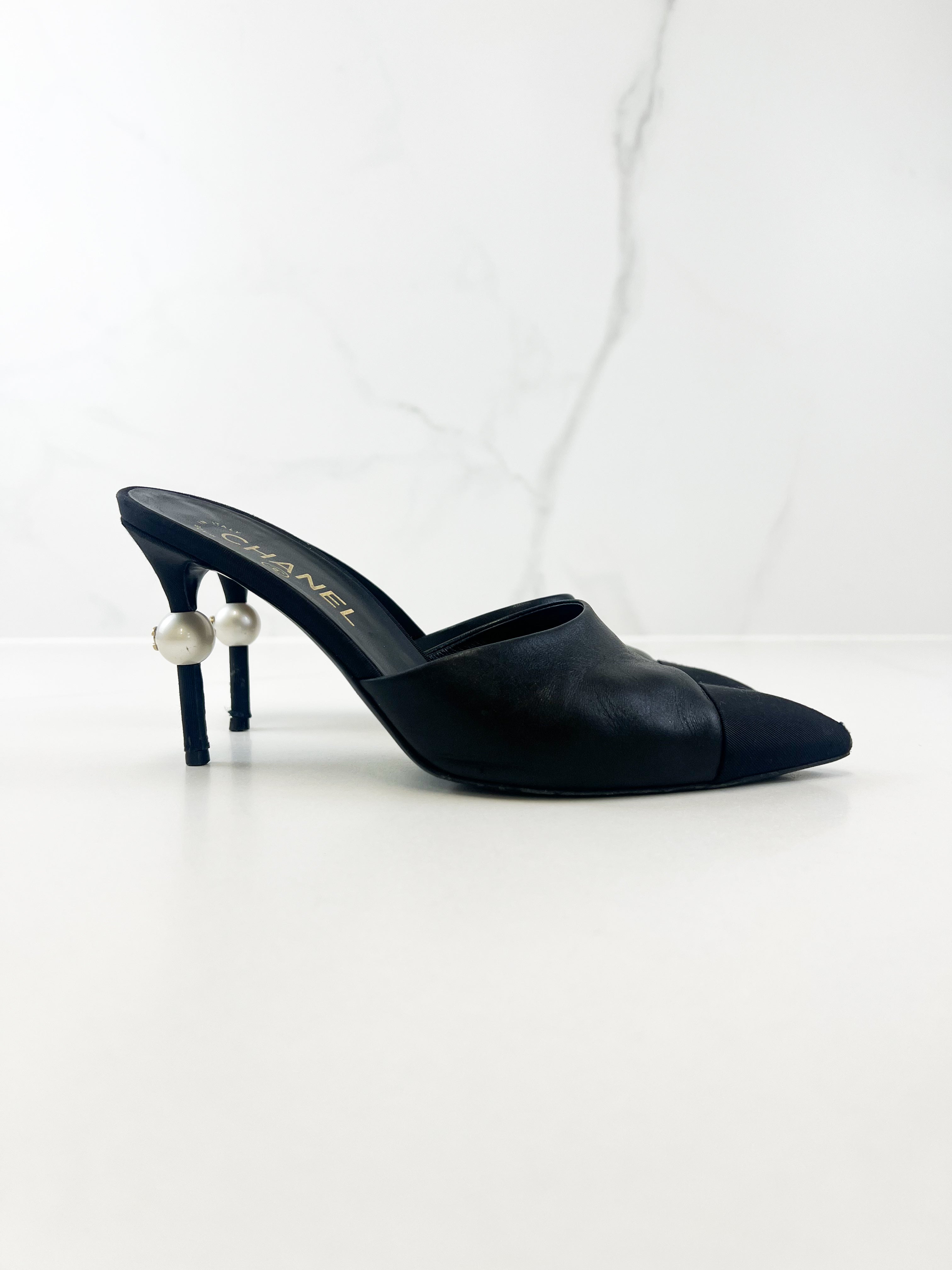 Chanel Black Leather & Fabric Faux Pearl Quilted Pumps Size 38C