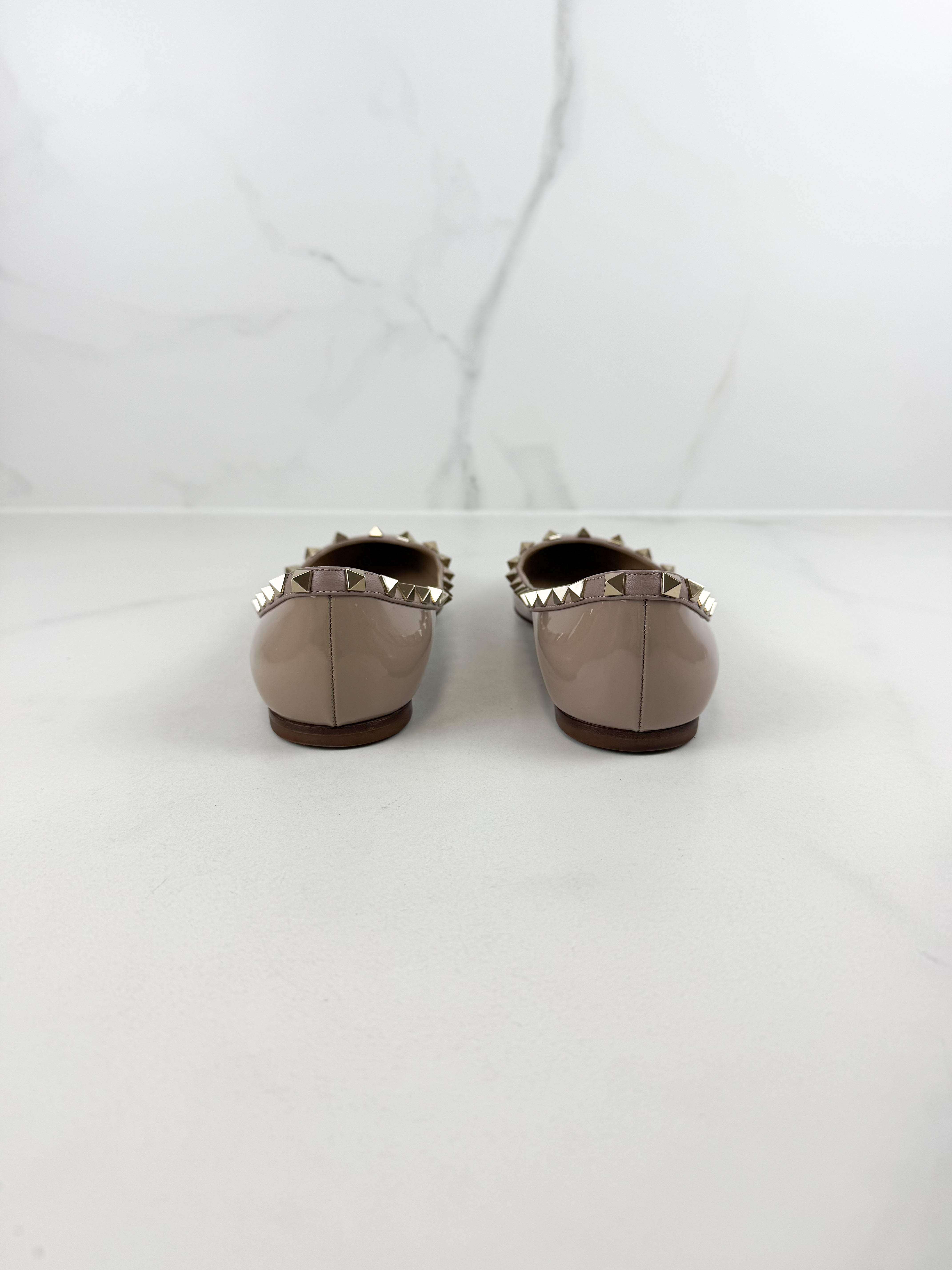 Valentino Garavani Rockstud Poudre Ballet Flat in Beige Size 38