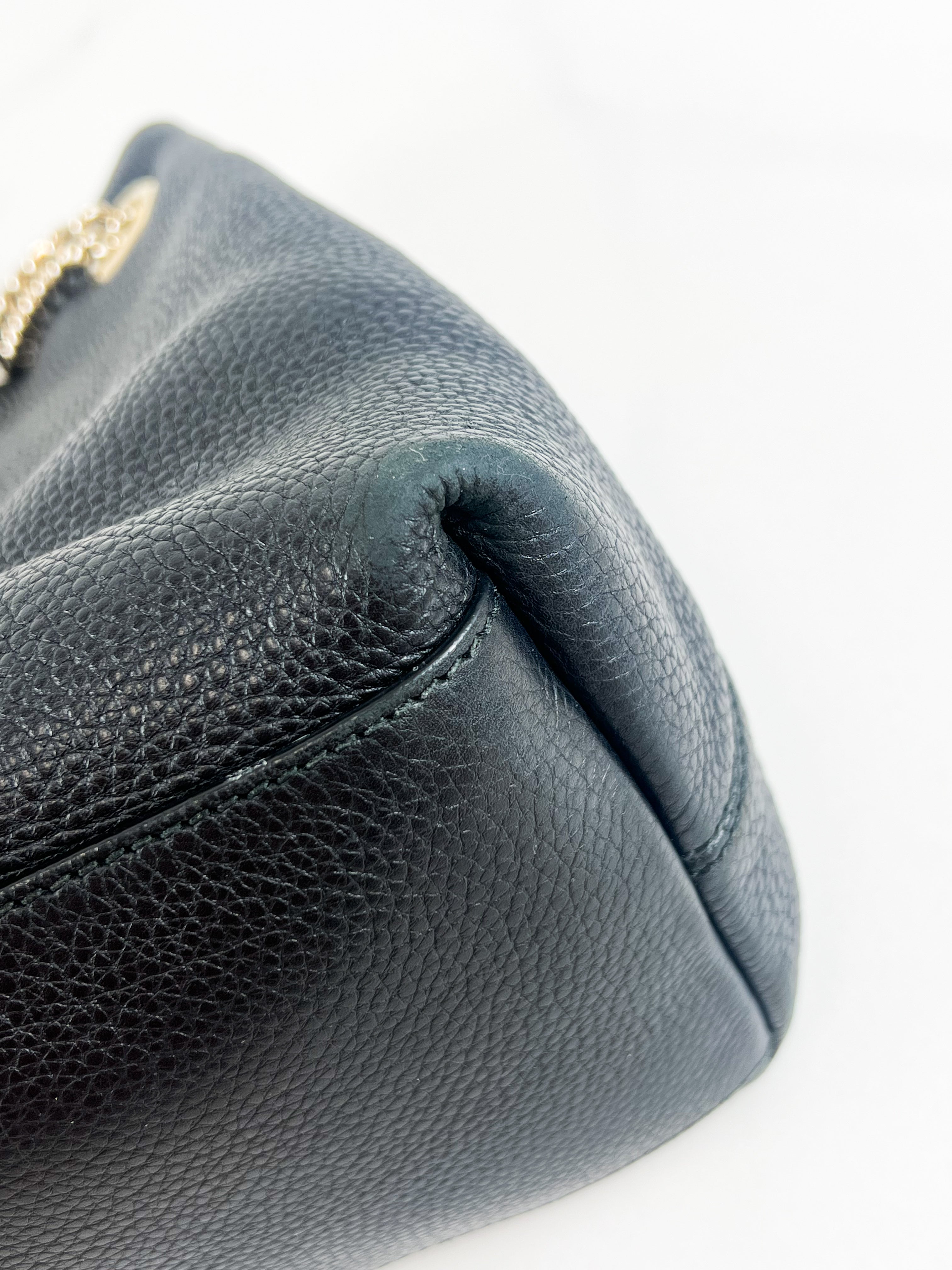 Gucci Medium Soho Grained Leather Bag in Black
