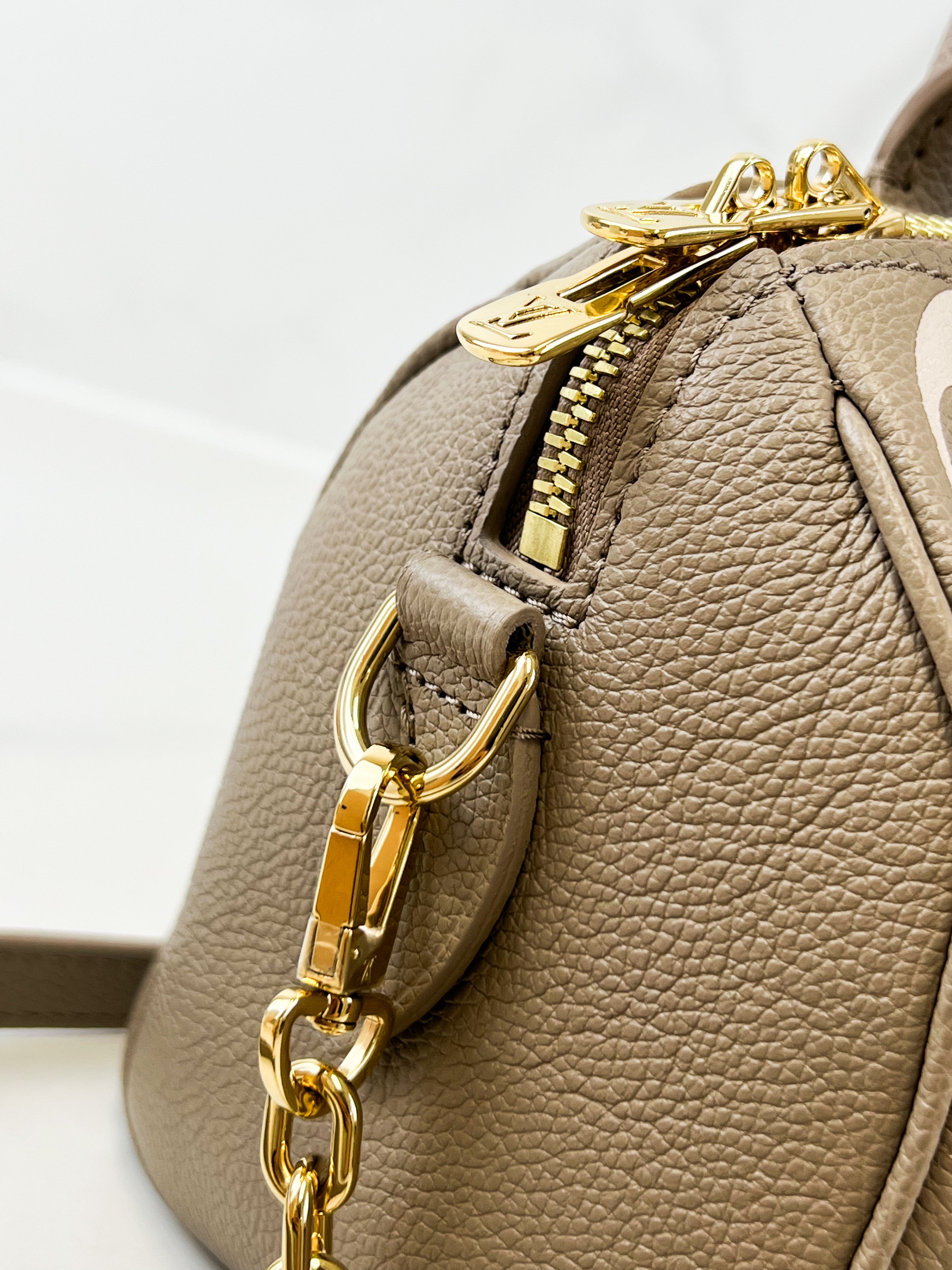 Louis Vuitton Speedy Bandoulière 20 in Tourterelle Crème