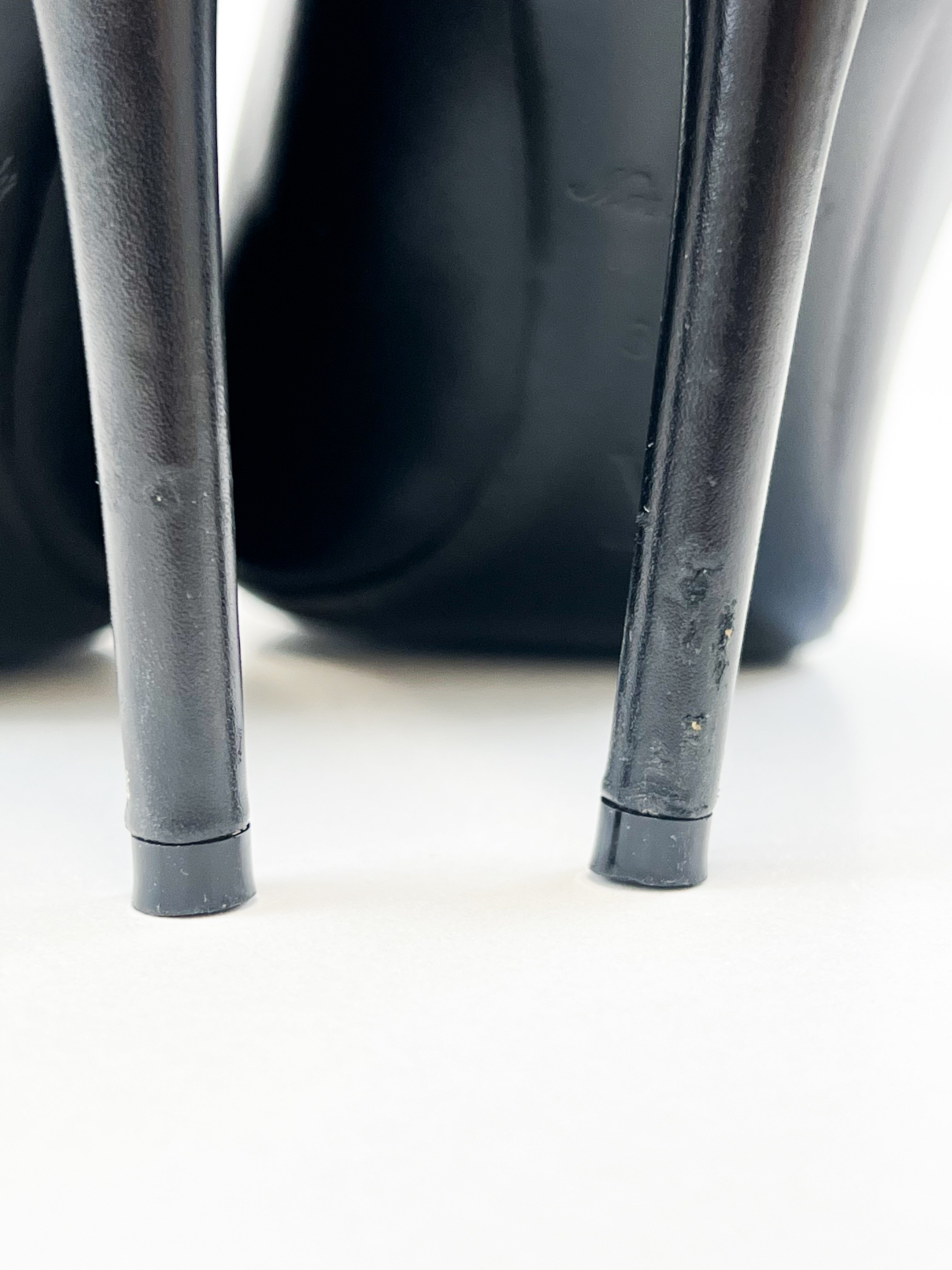 Louis Vuitton Black Leather Pump with Logo Metal Cap Toe Size 37.5