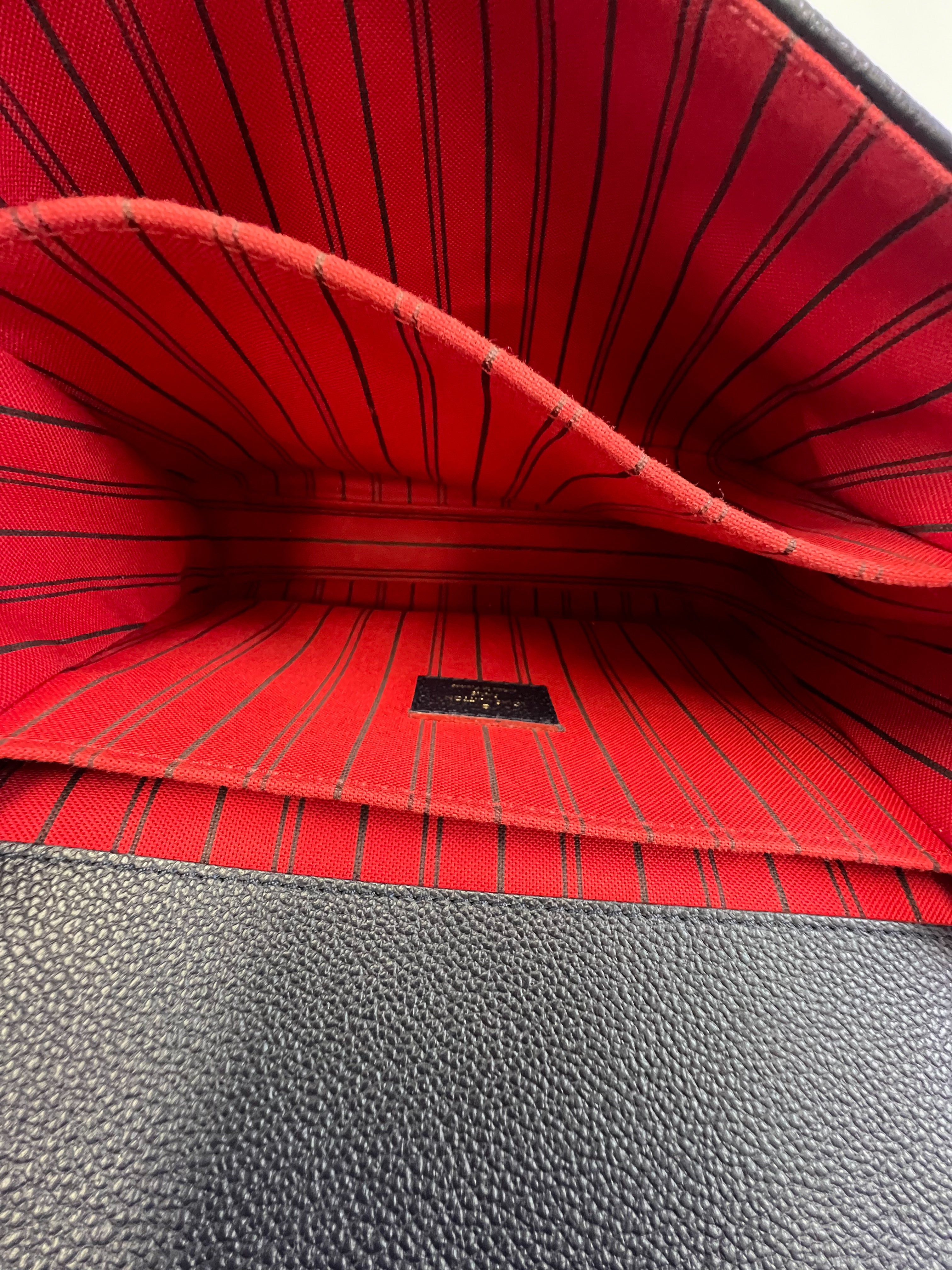 Louis Vuitton Pochette Metis in Marine Rouge
