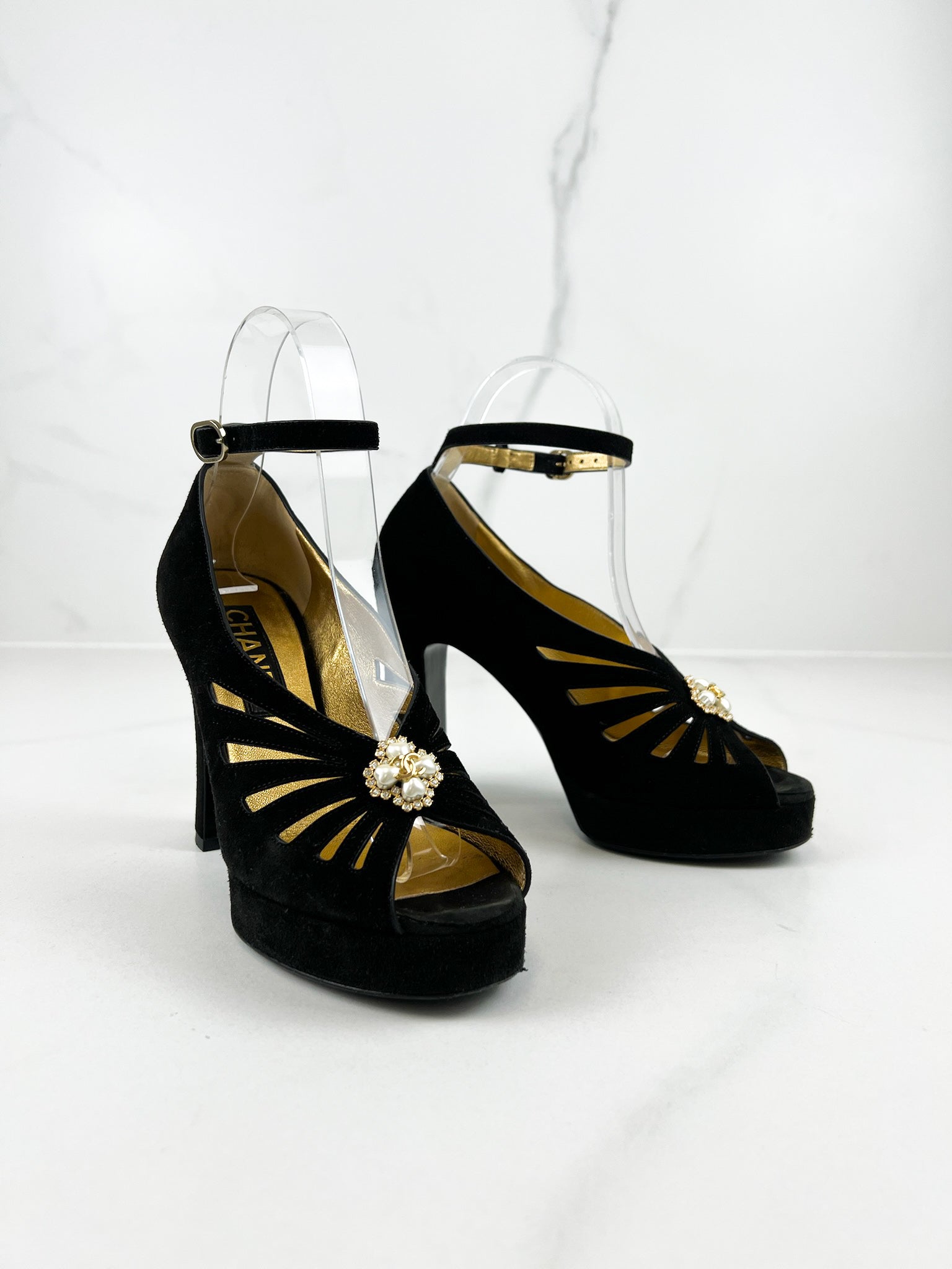 Chanel Suede Pearl Shamrock CC Sandal Pump in Black Size 36C