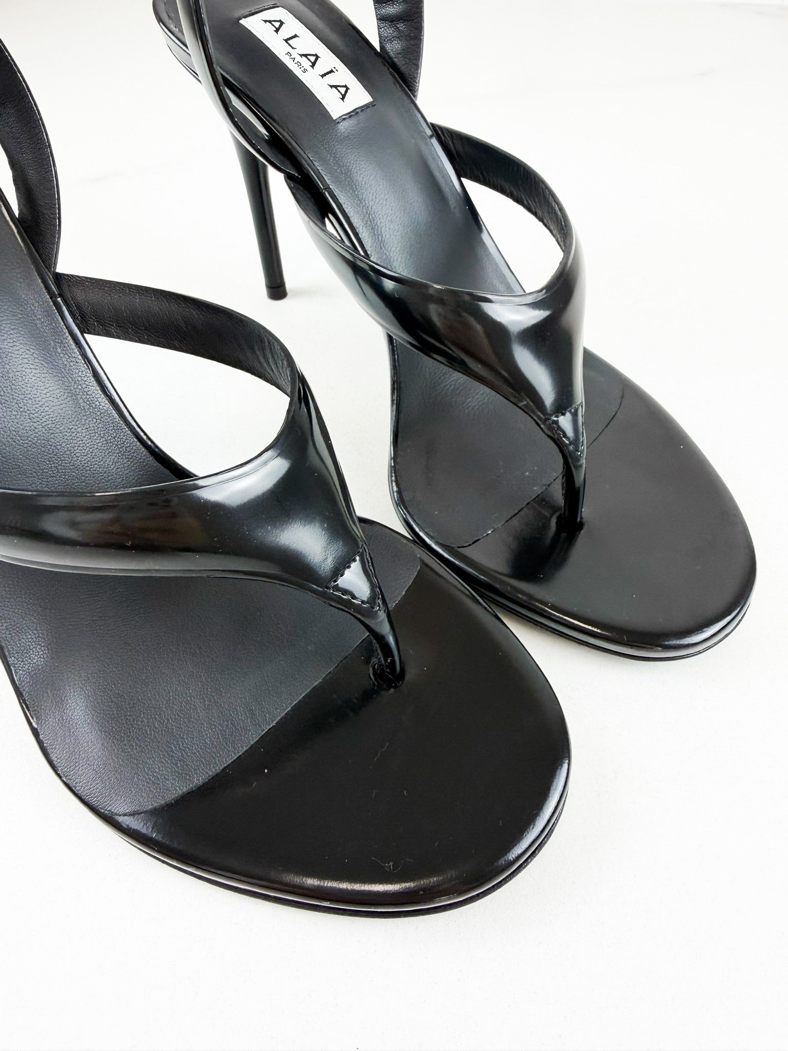 Alaia Black Calfskin Tong Sandal 90 Size 38