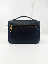 Louis Vuitton Pochette Metis in Marine Rouge