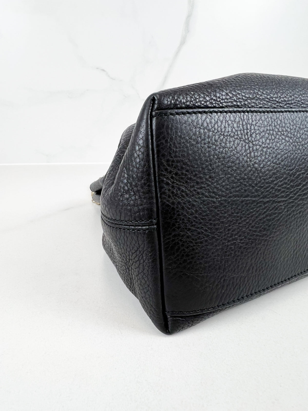 Gucci Medium Soho Grained Leather Bag in Black