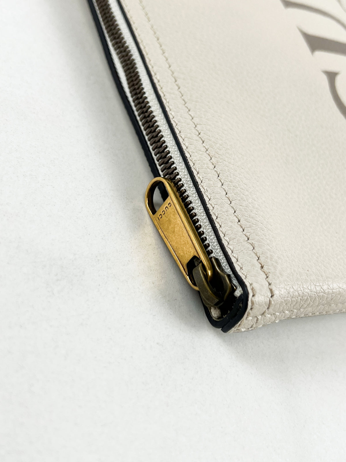 Gucci Bone Leather Logo Porforlio Pouch