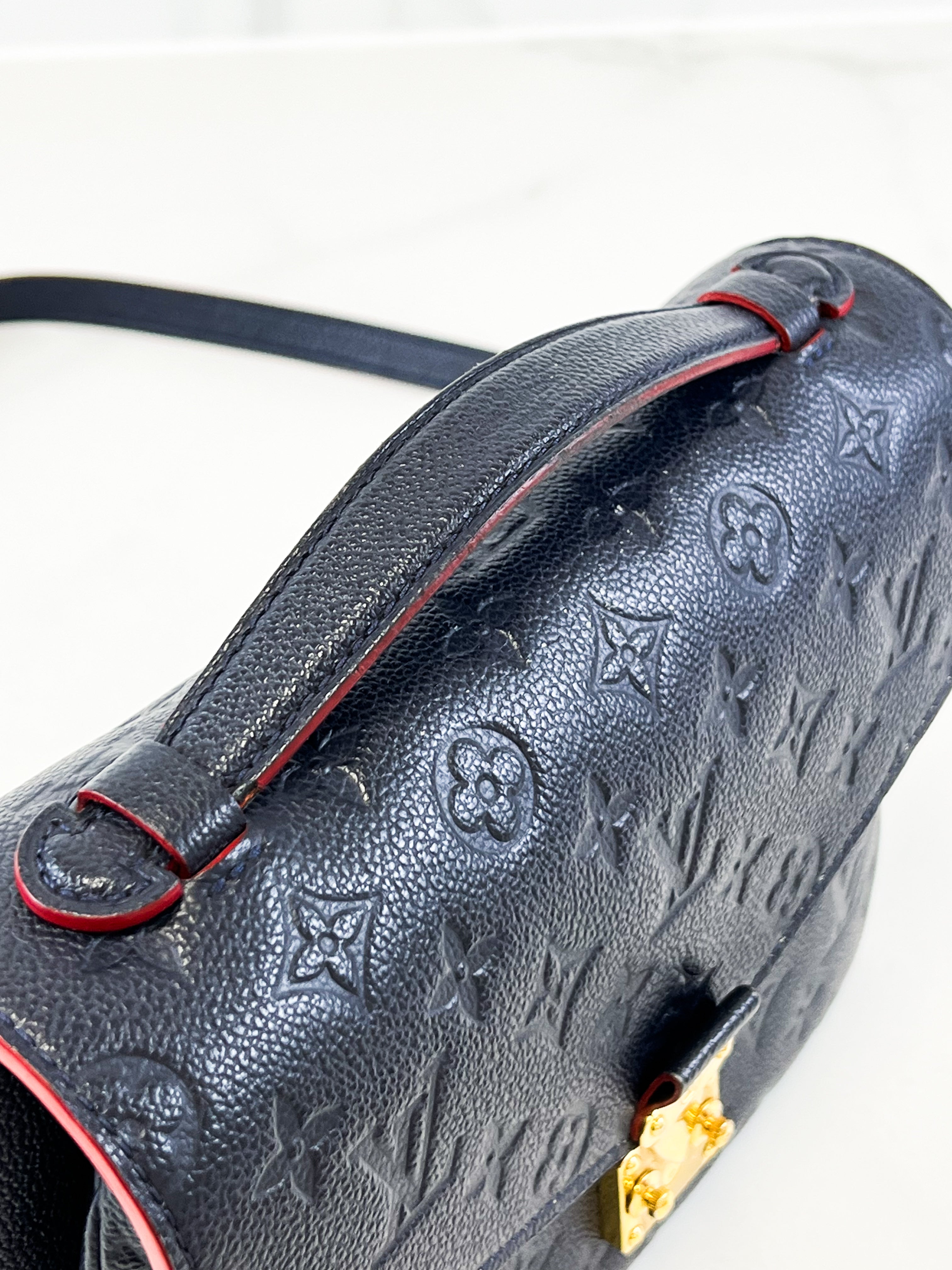 Louis Vuitton Pochette Metis in Marine Rouge