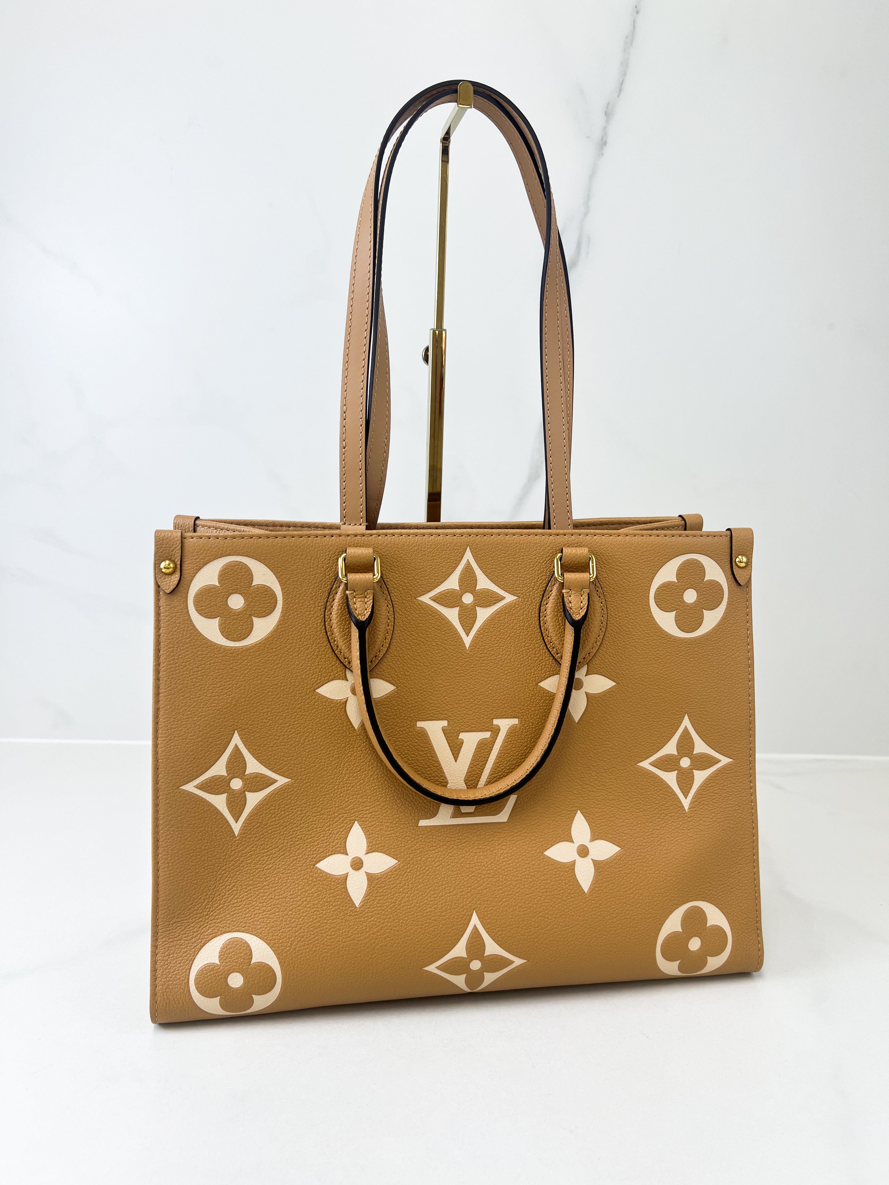 Louis Vuitton Onthego MM in Cream