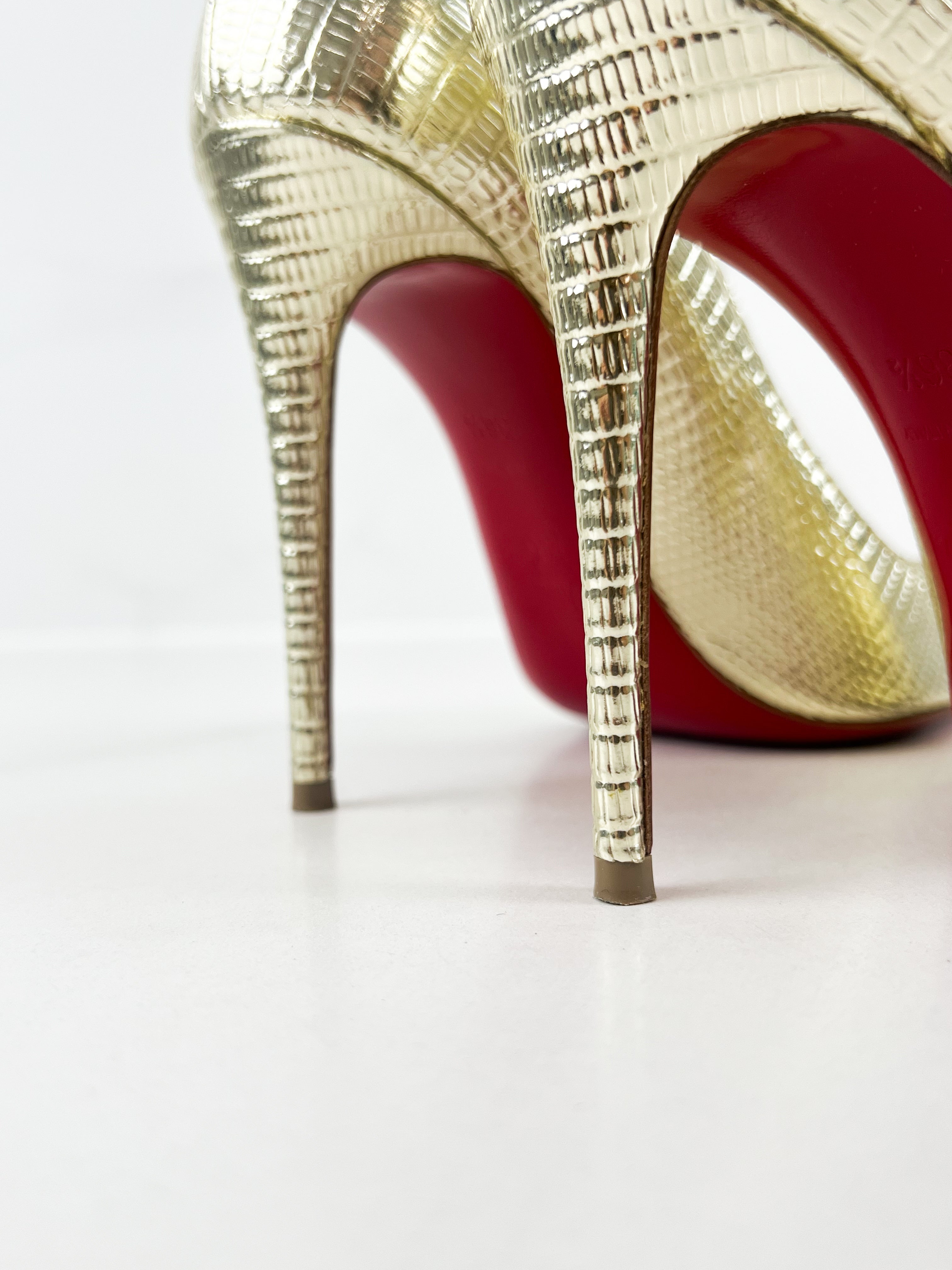 Christian Louboutin So Kate Pump in Gold-Toned Textured Leather Size 36.5