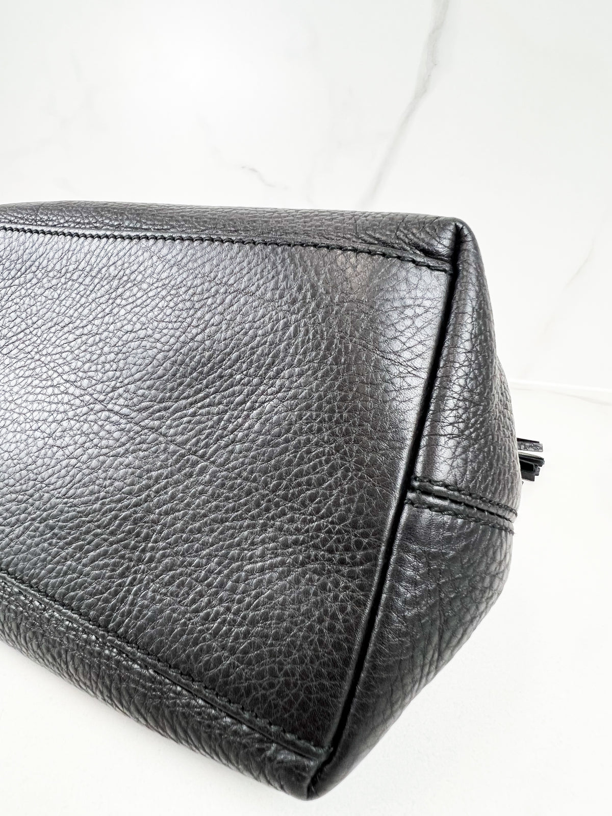 Gucci Medium Soho Grained Leather Bag in Black