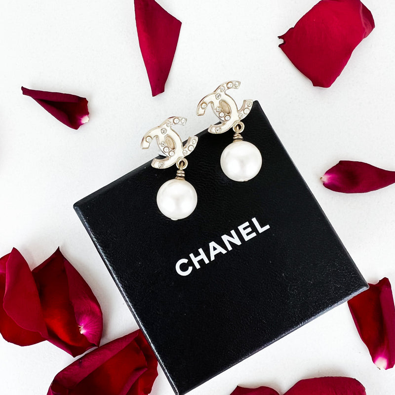 Chanel CC Resin & Pearl Drop Earrings – Dina C's Fab and Funky Consignment  Boutique